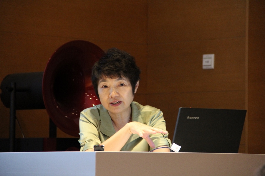 周小静教授琴童和家长与小琴童互动签名留念听音乐是快乐的事情,如果