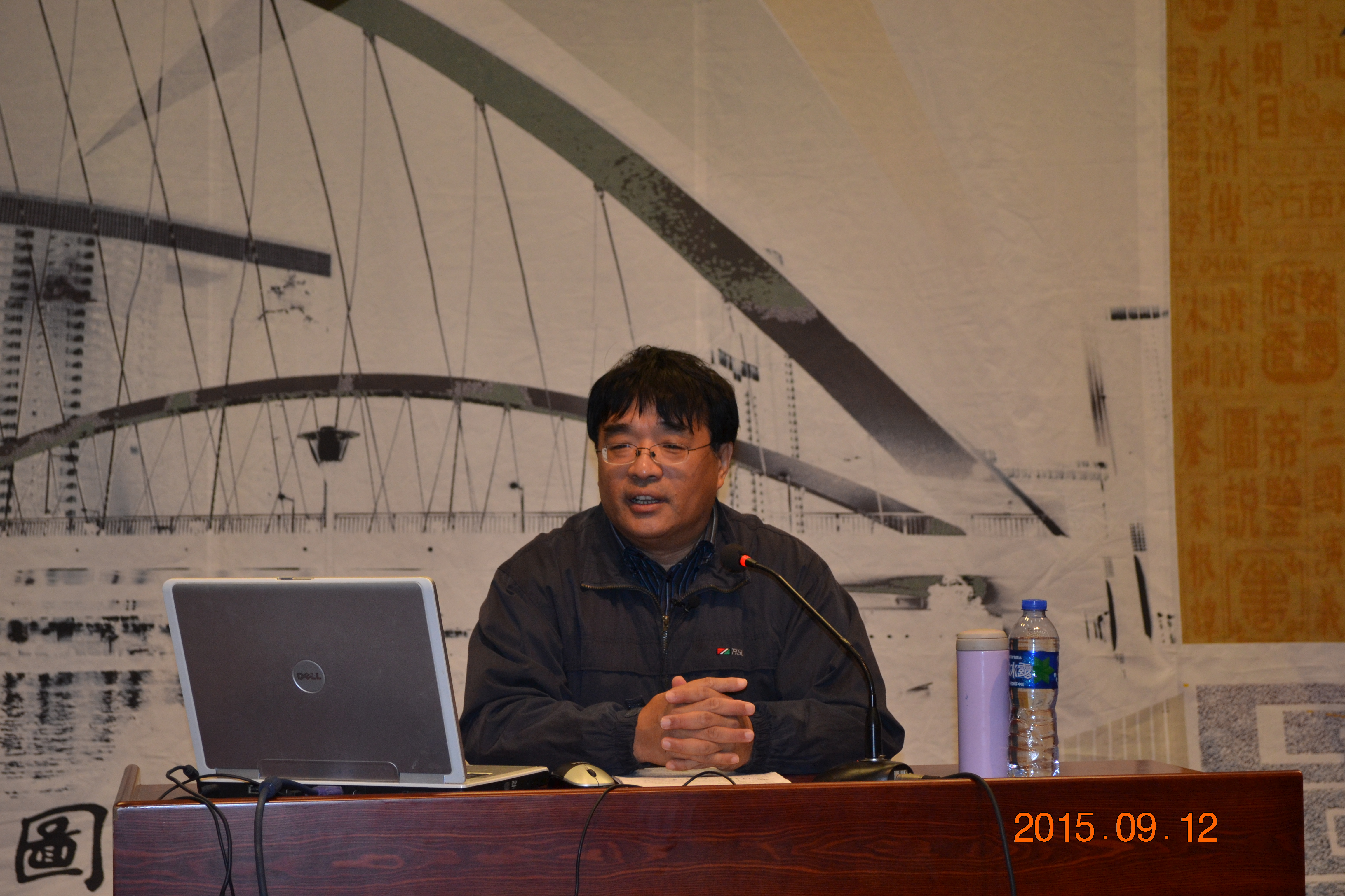 侯杰老师正在为现场观众讲述长城抗战史《海津讲坛》第331讲于2015年9